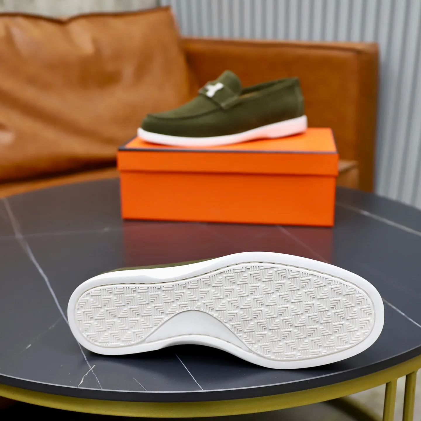 Ex-factory price: 540💰Hermès/Hermès slip-on men's shoes. This shoe is made of imported cow suede leather, with simple and smooth lines, and a 3CM rubber foam ultra-light sole combined with aerodynamic design! Youthful and fashionable, H button decoration, contrasting leather embellishment on the heel, calf lining to gently wrap your feet, with embossed logo cowhide feet, leather rock strips, casual and urban style, highlighting youthful vitality, sports and leisure version, super versatile Size number: 38-39-40-41-42-43-44 Standard leather shoe size (45 can be customized but does not support returns)